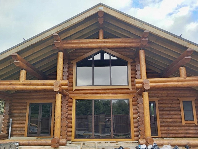 Окна с обсадой и деревянным наличником в дом из сруба бревна ручной рубки. Завершили этап монтажа окон и дверей.